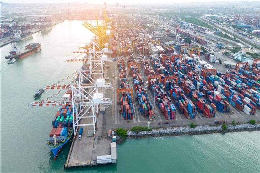 ¿Cómo se clasifican los puertos marítimos y por qué son importantes en el comercio internacional?